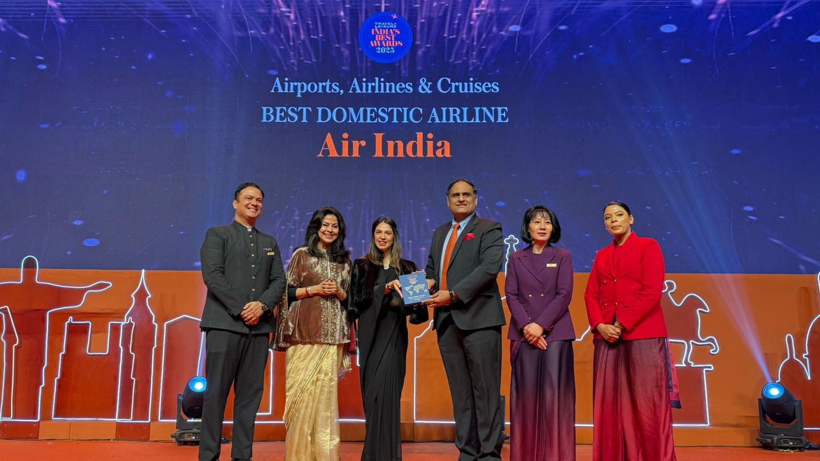 Rajesh Dogra, Chief Customer Experience Officer, Air India receives the award with the cabin crew 