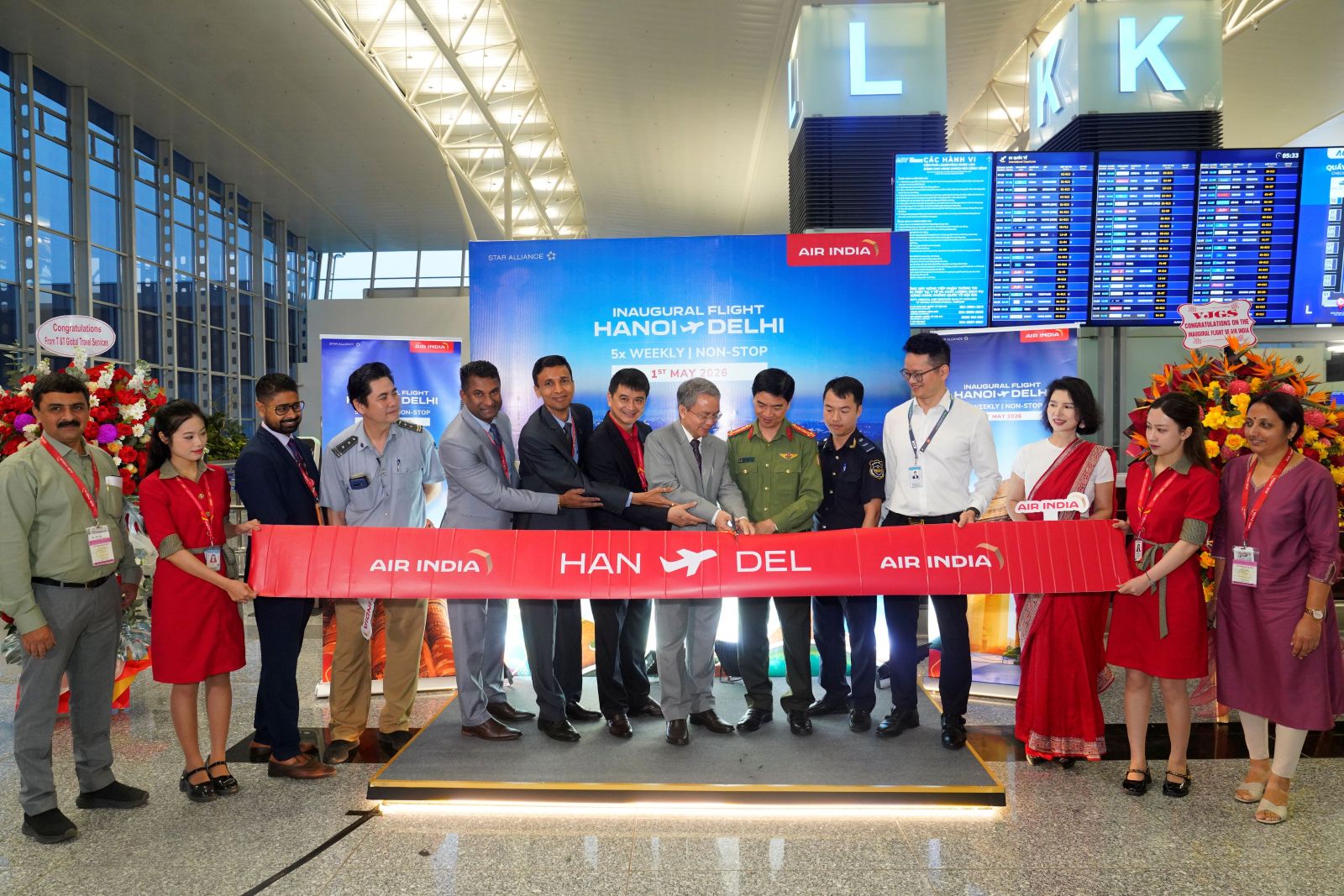 Dignitaries from the Indian Embassy in Vietnam and Hanoi Airport join the Air India team in celebrating the inaugural flight 