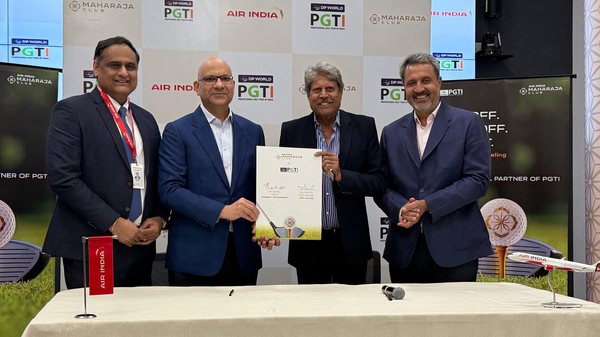 Kapil Dev and Nipun Aggarwal exchange the partnership agreement between DP World PGTI and Air India’s Maharaja Club.